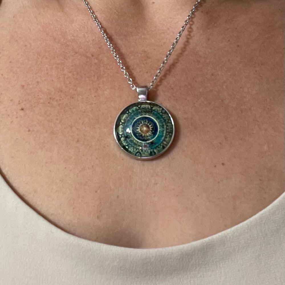 *NEW* Unique sunburst silver tone necklace